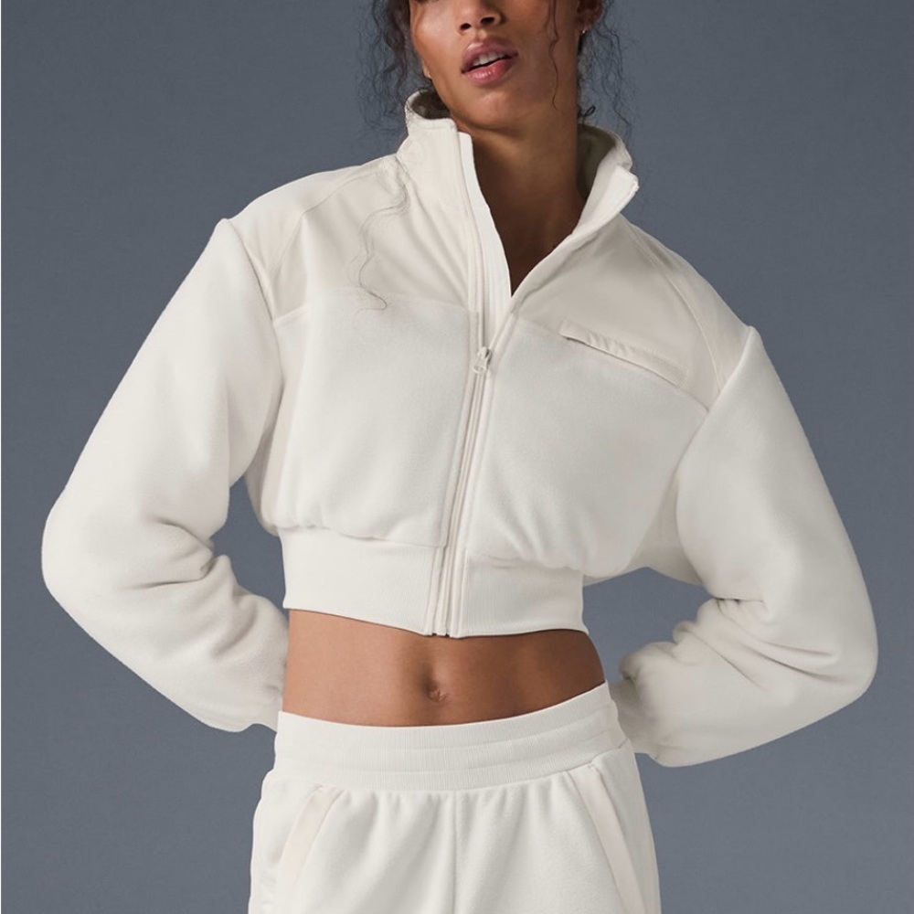 Alo Yoga cropped fleece jacket. Size M. New with tags.